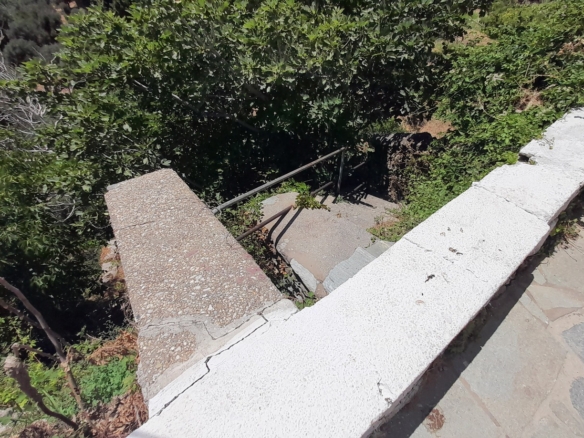 Στενιές. Οικόπεδο 232 m2 οικοδομήσιμο με οπωροφόρα δένδρα και ποτιστικό νερό