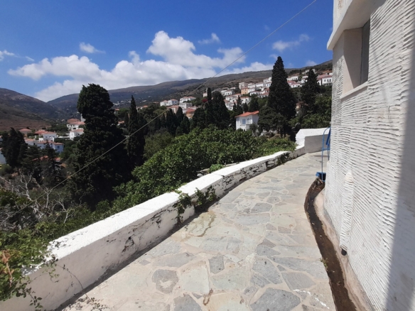 Στενιές. Οικόπεδο 232 m2 οικοδομήσιμο με οπωροφόρα δένδρα και ποτιστικό νερό