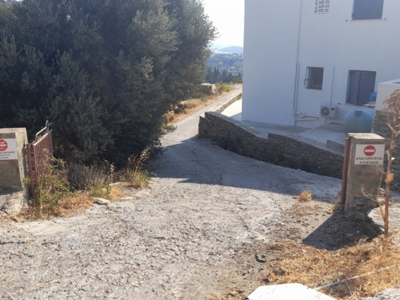 Χώρα Άνδρου-Μένητες. Οικόπεδο οικοδομήσιμο εμβαδού 1531,16 m2 με ωραία θέα θάλασσα και 18 ελαιόδενδρα.