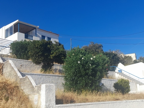 Χώρα Άνδρου-Πιτροφός. Δύο Ανεξάρτητα Οροφοδιαμερίσματα των 64,40 m2 ως Μεζονέτα 128,80 m2 με Ωραία Θέα Θάλασσα.