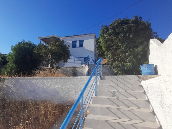 Χώρα Άνδρου-Πιτροφός. Δύο Ανεξάρτητα Οροφοδιαμερίσματα των 64,40 m2 ως Μεζονέτα 128,80 m2 με Ωραία Θέα Θάλασσα.