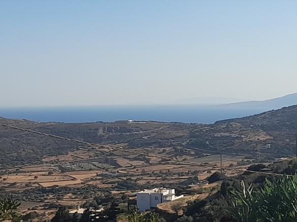 Χώρα Άνδρου-Πιτροφός. Δύο Ανεξάρτητα Οροφοδιαμερίσματα των 64,40 m2 ως Μεζονέτα 128,80 m2 με Ωραία Θέα Θάλασσα.