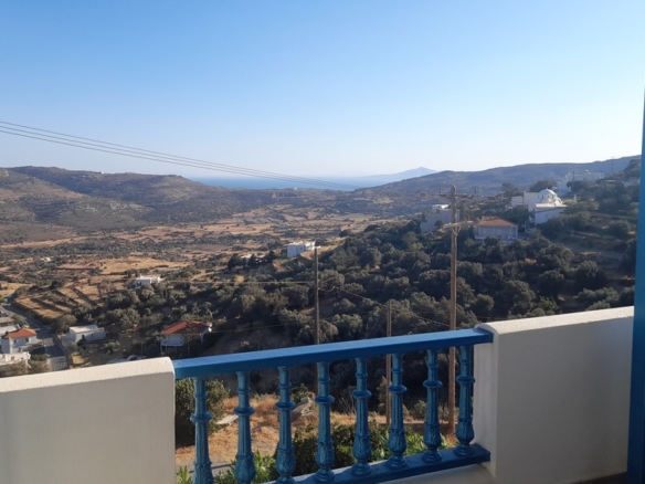 Χώρα Άνδρου-Πιτροφός. Δύο Ανεξάρτητα Οροφοδιαμερίσματα των 64,40 m2 ως Μεζονέτα 128,80 m2 με Ωραία Θέα Θάλασσα.