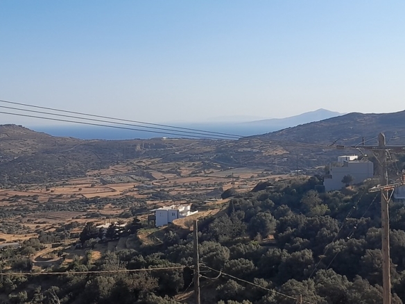 Χώρα Άνδρου-Πιτροφός. Δύο Ανεξάρτητα Οροφοδιαμερίσματα των 64,40 m2 ως Μεζονέτα 128,80 m2 με Ωραία Θέα Θάλασσα.