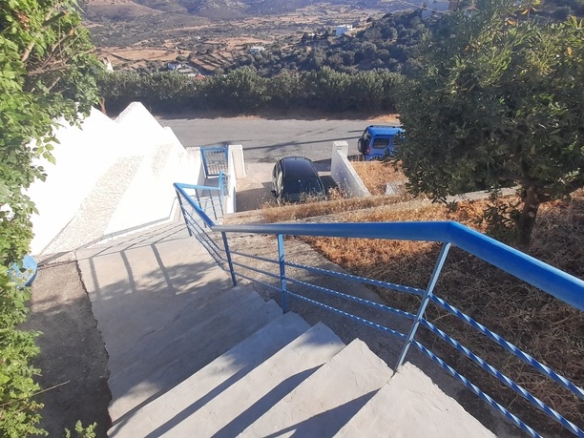 Χώρα Άνδρου-Πιτροφός. Δύο Ανεξάρτητα Οροφοδιαμερίσματα των 64,40 m2 ως Μεζονέτα 128,80 m2 με Ωραία Θέα Θάλασσα.