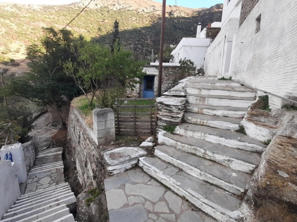 Φάλλικα. Οικόπεδο 140 m2 οικοδομήσιμο με πέτρινη αγροτική κατοικία 45 m2