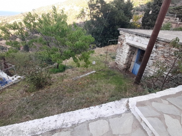 Φάλλικα. Οικόπεδο 140 m2 οικοδομήσιμο με πέτρινη αγροτική κατοικία 45 m2