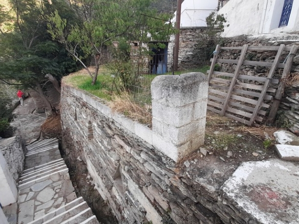 Φάλλικα. Οικόπεδο 140 m2 οικοδομήσιμο με πέτρινη αγροτική κατοικία 45 m2
