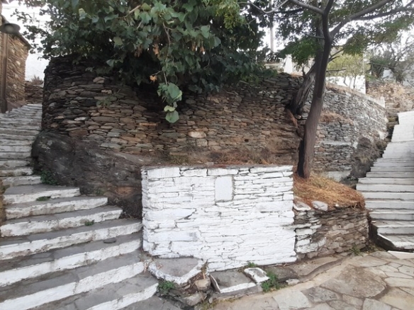 Φάλλικα. Οικόπεδο 140 m2 οικοδομήσιμο με πέτρινη αγροτική κατοικία 45 m2