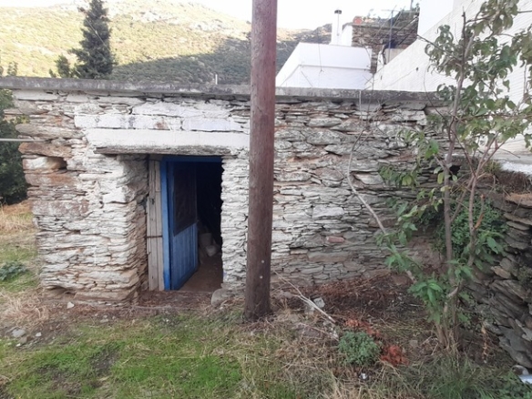 Φάλλικα. Οικόπεδο 140 m2 οικοδομήσιμο με πέτρινη αγροτική κατοικία 45 m2
