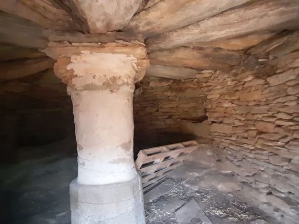 Οικοδομήσιμο Οικόπεδο 4.561 m2, με Πέτρινο Κονάκι 63 m2, στη Μεσσαριά Άνδρου