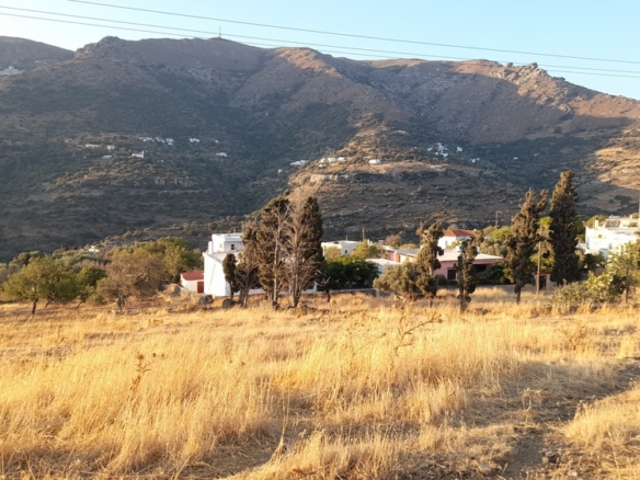 Οικοδομήσιμο Οικόπεδο 4.561 m2, με Πέτρινο Κονάκι 63 m2, στη Μεσσαριά Άνδρου
