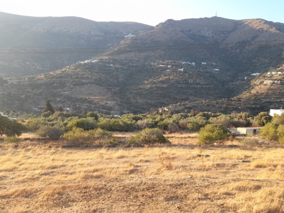 Οικοδομήσιμο Οικόπεδο 4.561 m2, με Πέτρινο Κονάκι 63 m2, στη Μεσσαριά Άνδρου