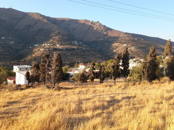 Οικοδομήσιμο Οικόπεδο 4.561 m2, με Πέτρινο Κονάκι 63 m2, στη Μεσσαριά Άνδρου