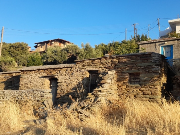 Οικοδομήσιμο Οικόπεδο 4.561 m2, με Πέτρινο Κονάκι 63 m2, στη Μεσσαριά Άνδρου