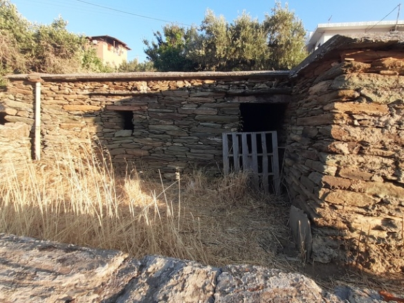 Οικοδομήσιμο Οικόπεδο 4.561 m2, με Πέτρινο Κονάκι 63 m2, στη Μεσσαριά Άνδρου