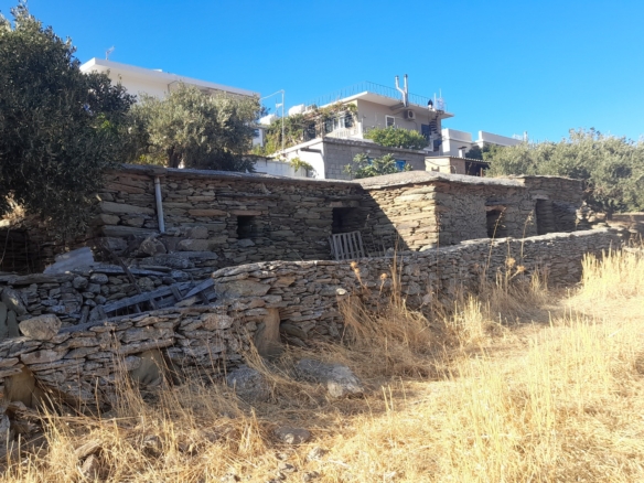 Οικοδομήσιμο Οικόπεδο 4.561 m2, με Πέτρινο Κονάκι 63 m2, στη Μεσσαριά Άνδρου