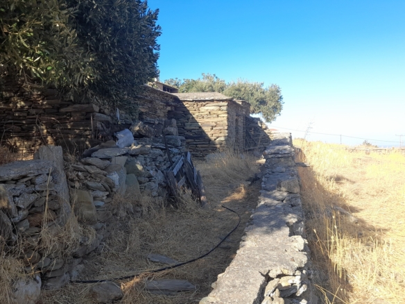 Οικοδομήσιμο Οικόπεδο 4.561 m2, με Πέτρινο Κονάκι 63 m2, στη Μεσσαριά Άνδρου
