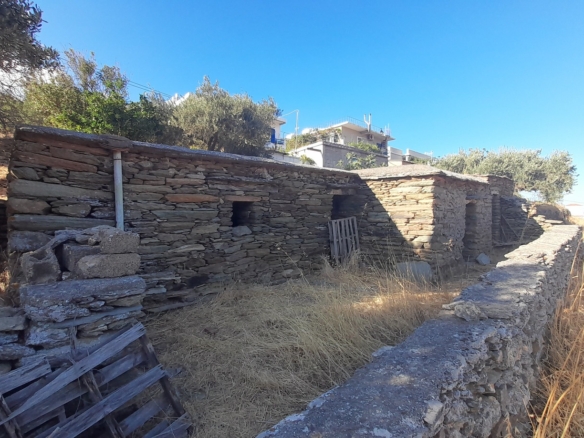Οικοδομήσιμο Οικόπεδο 4.561 m2, με Πέτρινο Κονάκι 63 m2, στη Μεσσαριά Άνδρου