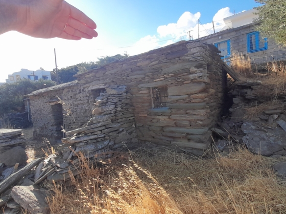 Οικοδομήσιμο Οικόπεδο 4.561 m2, με Πέτρινο Κονάκι 63 m2, στη Μεσσαριά Άνδρου