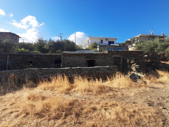 Οικοδομήσιμο Οικόπεδο 4.561 m2, με Πέτρινο Κονάκι 63 m2, στη Μεσσαριά Άνδρου