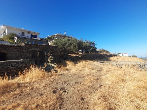 Οικοδομήσιμο Οικόπεδο 4.561 m2, με Πέτρινο Κονάκι 63 m2, στη Μεσσαριά Άνδρου