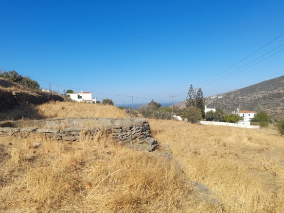 Οικοδομήσιμο Οικόπεδο 4.561 m2, με Πέτρινο Κονάκι 63 m2, στη Μεσσαριά Άνδρου