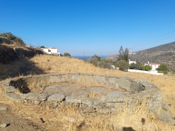 Οικοδομήσιμο Οικόπεδο 4.561 m2, με Πέτρινο Κονάκι 63 m2, στη Μεσσαριά Άνδρου