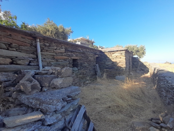 Οικοδομήσιμο Οικόπεδο 4.561 m2, με Πέτρινο Κονάκι 63 m2, στη Μεσσαριά Άνδρου