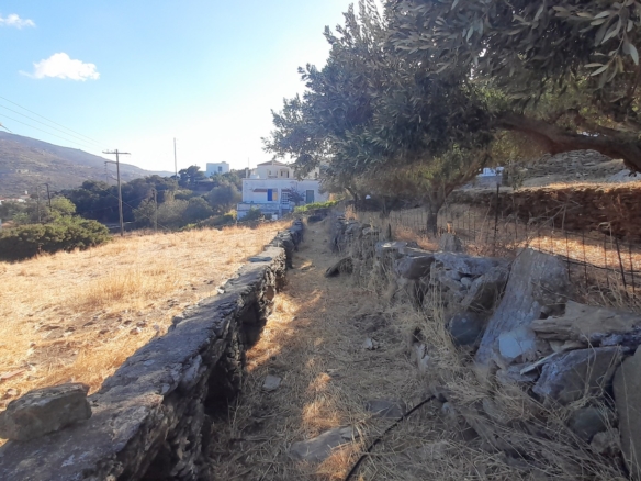 Οικοδομήσιμο Οικόπεδο 4.561 m2, με Πέτρινο Κονάκι 63 m2, στη Μεσσαριά Άνδρου