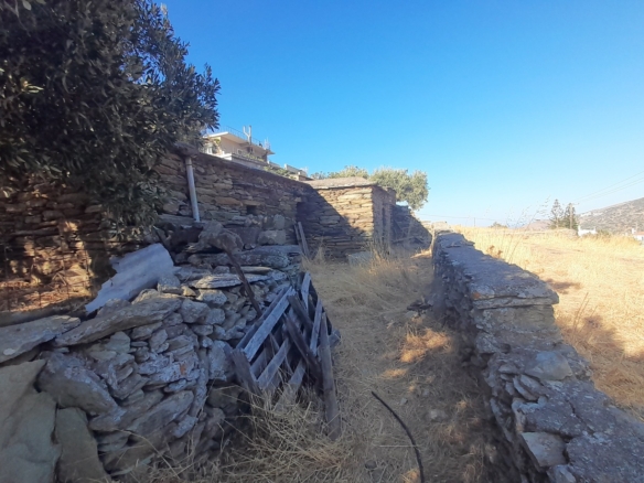 Οικοδομήσιμο Οικόπεδο 4.561 m2, με Πέτρινο Κονάκι 63 m2, στη Μεσσαριά Άνδρου