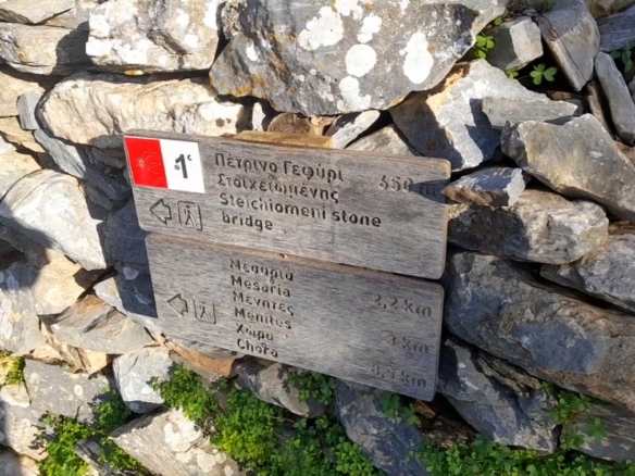 Στο δρόμο Μεσαριά-Φάλλικα. Αγροτεμάχιο 5.702 m2 οικοδομήσιμο με ελιές.