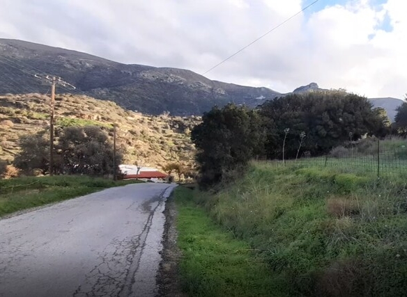 ΑΝΔΡΟΣ-ΜΕΣΑΡΙΑ. Οικόπεδο ΕΝΤΟΣ οικισμού 2.300 m2 επί επαρχιακής οδού.