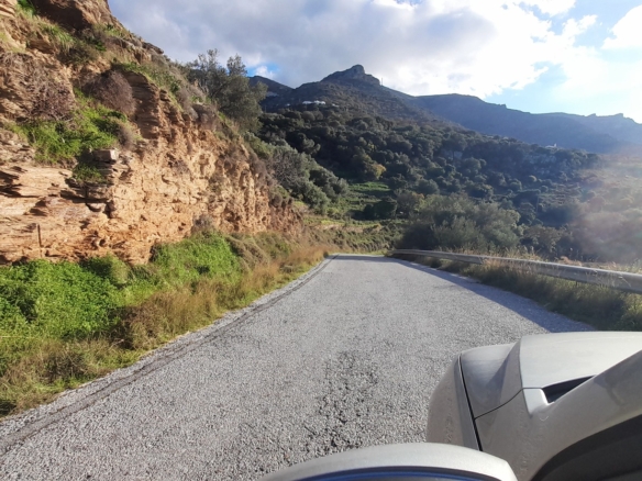 Στο δρόμο Μεσαριά-Φάλλικα. Αγροτεμάχιο 5.702 m2 οικοδομήσιμο με ελιές.