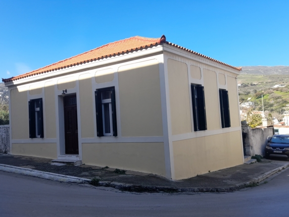Andros Town. Detached house 152 m2 on a corner plot of 430 m2.