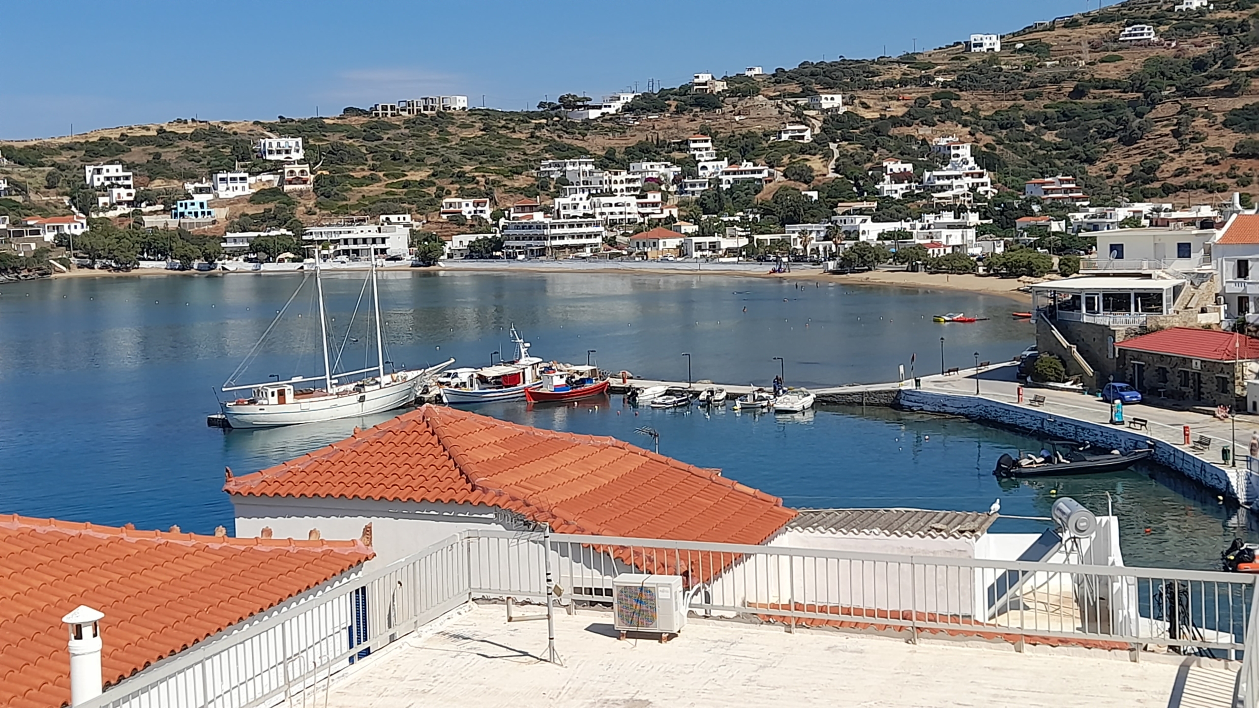 20260612_101926 Μπατσί Άνδρου. Οροφοδιαμέρισμα 58 m2 με θέα θάλασσα.